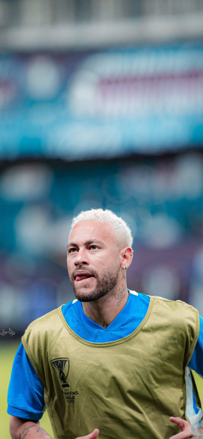 官方：米兰与18岁中场萨拉完成续约；据悉新合同到2030年