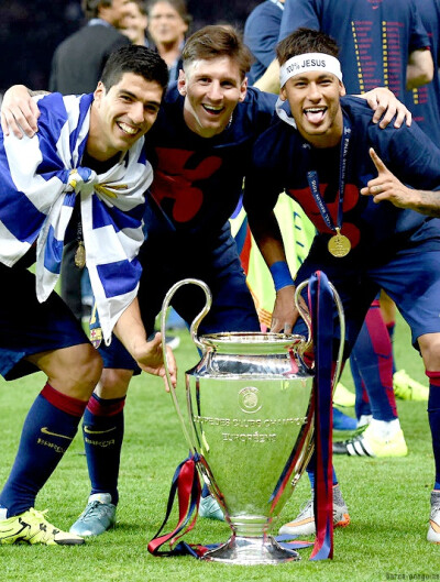 甘超对阿奇姆彭做闭嘴手势，钟义浩扳平比分后做同样手势回击