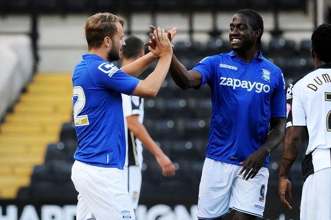 詹姆斯时隔14年再次来蓉，现场表白“我太爱成都了”，球迷冒雨齐聚万象城集体高呼“LBJ”