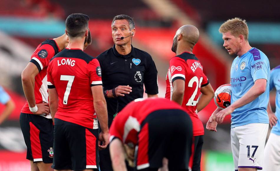 篮球NBA球队教练讨论轮换阵容