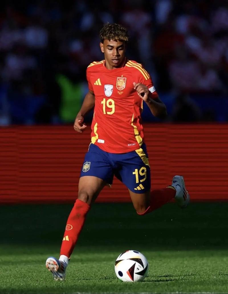 德媒：由于手指受伤，诺伊尔近两场都佩戴特制的四指手套参赛